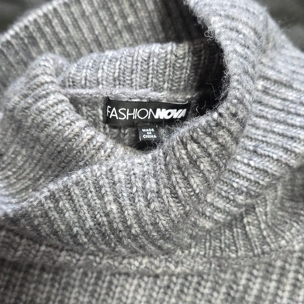 Fashion Nova Gray Turtleneck Sweater Size 1X - Picture 2 of 4